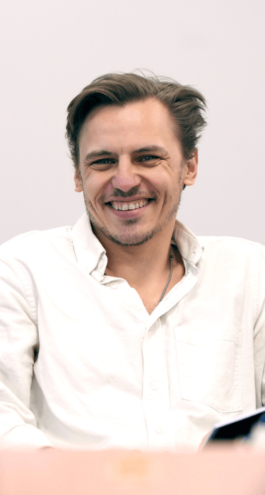 Na zdjęciu uśmiechnięty Przemysław Wyszyński
